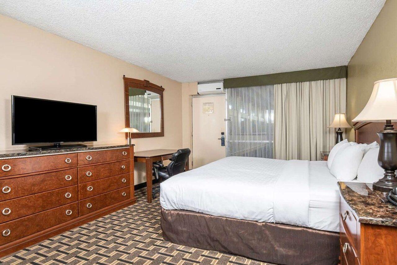 Clarion Inn Conference Center Modesto Bagian luar foto