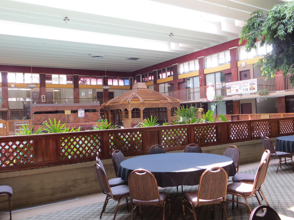 Clarion Inn Conference Center Modesto Bagian luar foto