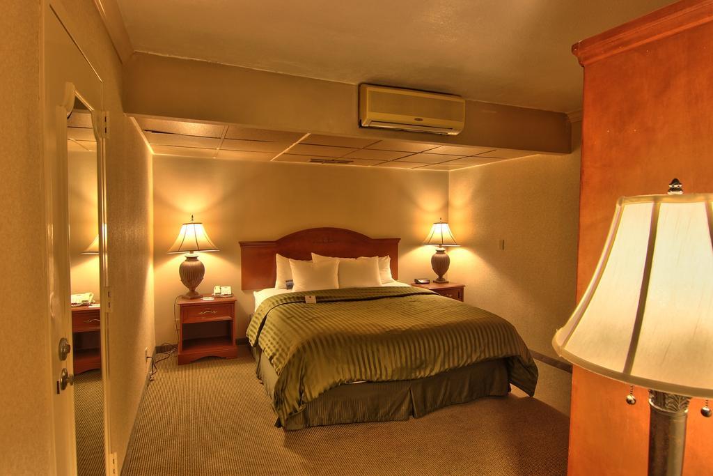 Clarion Inn Conference Center Modesto Bagian luar foto