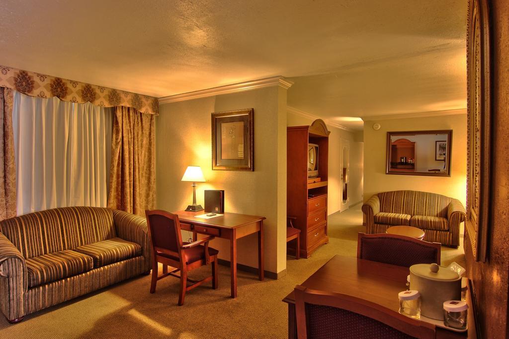 Clarion Inn Conference Center Modesto Bagian luar foto